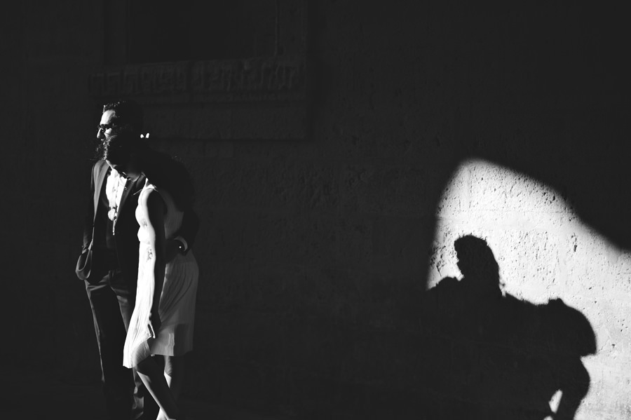 Black and white Engagement portrait in Valletta - Zácsfalvi Gyula 