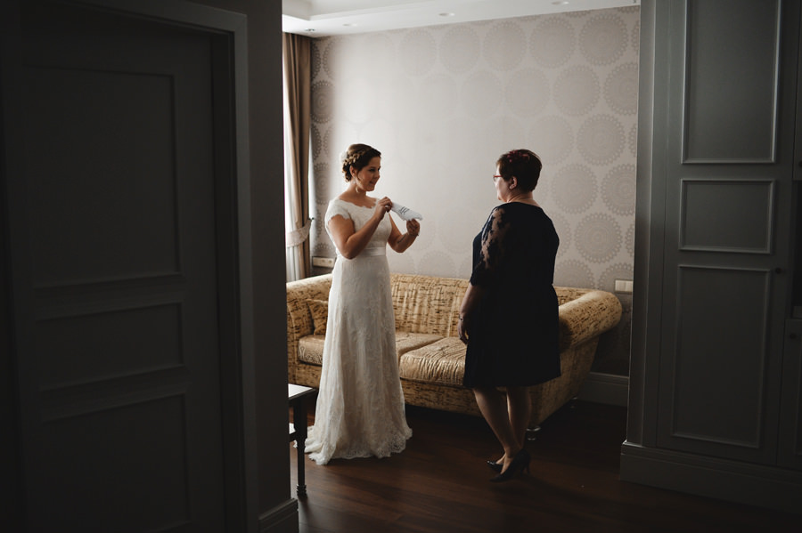 bride and her mum in a hotel