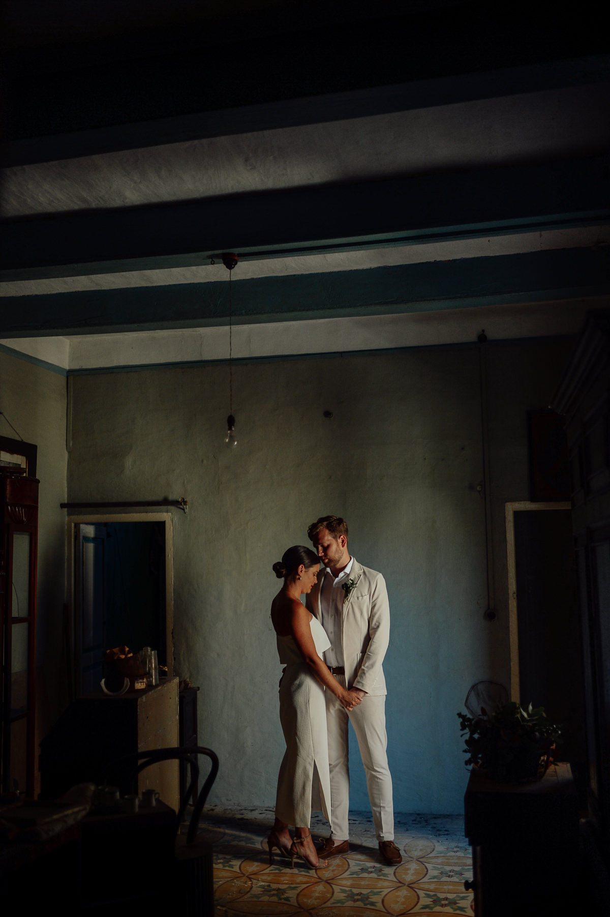 wedding couple in a dilapidated palace in Malta